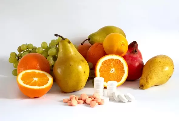 vitaminas em frutas e comprimidos para potência